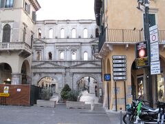 この門も1世紀に造られた門で、古代ローマ時代は街は城壁で囲まれていてボルサリ門とレオーニ門からしか入れないようになっていて、この門で徴税が行われていたため　”徴税”をあらわす Borsari の名前がついたそうです。