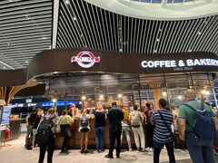 アブダビからフィウミチーノへ到着。空港はコロナ渦に改装されたらしくとても綺麗になっていた。朝の6時前でもコーヒーを飲む人たちで賑わうカフェスタンドがイタリアっぽい。