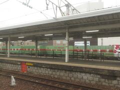 2023.03.18　岩国ゆき普通列車車内
岩国ゆきに乗り換えた。貨物は幡生で機関車を付け替えるため下関はスルーパス。フクツーエクスプレスが通過していった。