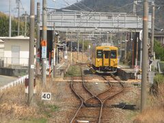 2023.03.18　新山口ゆき普通列車車内
宇部を出るといかにも民鉄を買収したような線形が続く。深溝で宇部新川ゆきと交換。
