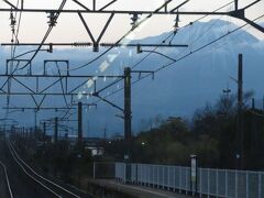 2023.03.19　新見ゆき普通列車車内
東山公園から見える架線越しの大山、私は結構好きである。山陰地区ではいかんせん複線電化区間がたいへん貴重である。