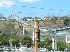 2023.03.19　岩国ゆき普通列車車内
スカイレールの線路が見えると瀬野。