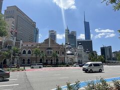 観光案内所(Jam Detik)の道路を挟んで反対側にクアラルンプール旧市庁舎（Old City Hall of Kuala Lumpur）と旧・マレーシア観光文化省（Old High Court later the Supreme Court）
旧市庁舎は現在、シティ・シアター（Panggung Bandaraya）