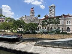 歩道橋を渡ってムルデカ広場(Dataran Merdeka)に戻ります。
写真はゴンパック川(Gombak River)側からのスルタン・アブドゥル・サマド・ビル(Sultan Abdul Samad Building)
