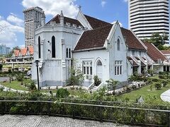 まず、ゴンパック川(Gombak River)沿いのボードウォークを歩いて、セントマリー聖堂(Cathedral of Saint Mary The Virgin)へ