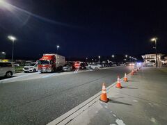 仕事終えて夕方自宅を出発・・・

車は多めでしたが渋滞も無く岡崎サービスエリアで夕飯
レストランは激混みだったのでコンビニ飯を車で。。。