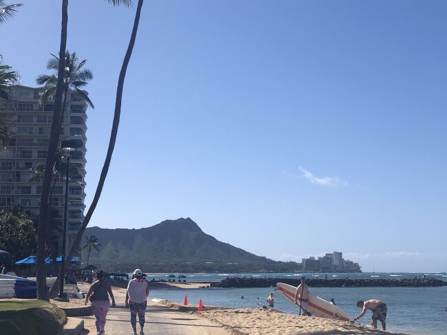 今日は昼からの約束なのでゆっくり。ヒルトンからテクテク歩きます。何度見ても撮りたくなるダイアモンドヘッド