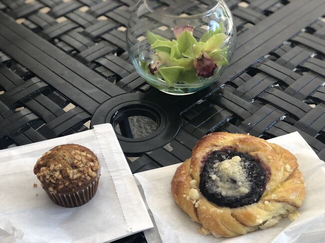 ピンクのクロワッサンが欲しかったのですがなかったのでバナナマフィンとブルーベリーのパン買いました。アジはまあまあ！