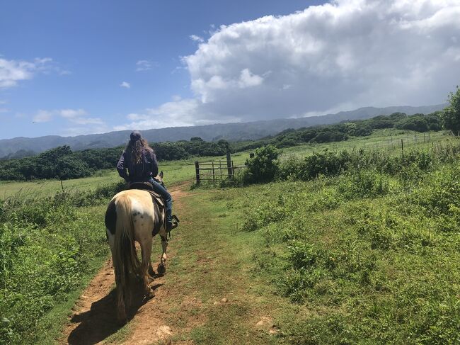 乗馬は初。乗り方を教えてくれてお姉さんの後を行きます。