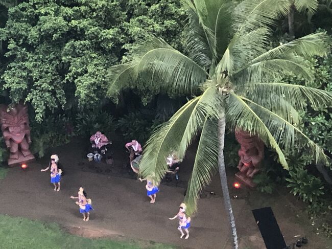 部屋に帰るとルアウショーやってました。<br />ラナイから少し見ました。