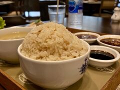 【モンティエンホテルのカオマンガイ】

相変わらずの...『星飛雄馬・飯』

...山盛りモリモリの「昭和」の盛り付け...