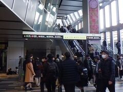 渋谷駅
一部の地下鉄に乗るのに3Fまで上がる必要があり、在来線に乗るには2Fまでで良いという、奇妙な構造。