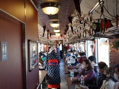 翌日は由利高原鉄道で終点矢島を目指す。ちょうどおひなっこ列車を運行しており、座れないほど満席。観光客だけでなく、地元の人もたくさん載っている模様。