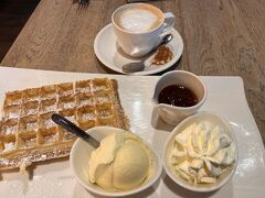 ベルギーに来たからには、ワッフルを食べないと。
アイスクリームと生クリームのブリュッセルワッフルとカプチーノをオーダーしました。チョコレートソースも付いてました。
ふわっふわで美味しかった！