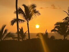 そしてこちらはショッピングセンターから見た海側。ショッピングセンターは雨でしたが遠くの夕陽はしっかり見えました。

このあと小雨の中歩いて部屋に戻りました。こうして時差を含めるととても長い一日が終わりました。