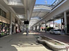 広小路商店街は散歩がのんびりできる空間。
お店は少なめ。