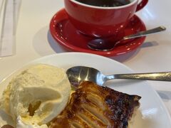 アップルパイにアイスを別添えして。
コーヒーも好みの味でした。
帯広の人気カフェなんですね。
フォートラの位置情報にも載っているくらいだし。
雨降りだったのに、テイクアウトも含めお客さんが途切れませんでした。