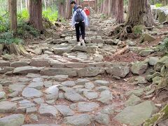 岩松院から10分程歩くと 浄光寺 薬師堂があります。写真では伝わりませんが、凄い数の石段とその上にある階段を登らなくてはなりません。