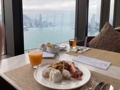 今回のホテルはハーバーグランド香港です。最寄り駅は砲台山駅で、駅からは徒歩で約3分ほどとアクセス良好。食事にも困らないエリアだと思います。

朝7時くらいだったと思いますが、チェックインをし荷物を預かっていただけました。
ついでに41階のレストランで朝食ビュッフェをいただきました。写真は夫の盛り付け。
一人HKD148(チャージ料10％別)でした。洋食系まで幅広くあり、おいしかったです。そして眺めが良い…！