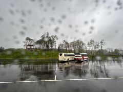 空港から50分ほどで、Fビレッジに到着～。
ってものすごい雨風で、バス降りたら傘差さなきゃとても歩けません。
そしてこんな遠くで降ろされるの？っていう場所･･･