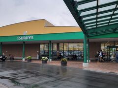 次はここ！ここも外せない！
スーパーTSURUYA！
広大な駐車場に停まっている車には 日本全国のナンバーが。