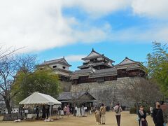 お城に入るのは、大人520円です。「松山城」は日本で12か所しか残っていない〈現存12天守〉のうちのひとつ、江戸時代以前に建造された天守を有する城郭の一つなんだそうです。

