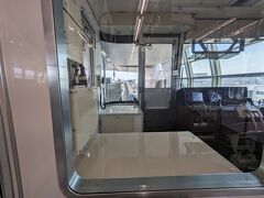 伊丹空港到着後、大阪モノレールへ。最前列の席が空いていたので座らせてもらいました。