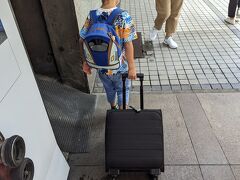 ホテルに荷物を取りに戻り、空港に向かいます。
息子がこんな感じで小さいスーツケースはずっと転がしてくれました。
成長したな～(⁠*⁠´⁠ω⁠｀⁠*⁠)
