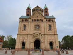 シュパイヤー大聖堂に到着しました。
第二次世界大戦後、創建当初の形を復元したそうです。