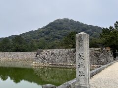 毛利輝元が築城したお城

100名城スタンプをもらいます。
残存するのは石垣のみなので
サッと見学して次の目的地へ。

