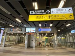 高雄駅で、MRTから台鉄に乗り換え。駅構内には案内板が出ているので、MRTのホームから迷うことなく台鉄の切符売り場までたどり着けます。