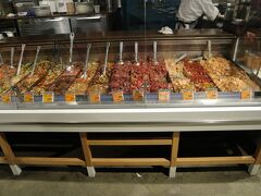 アラモアナのフードランドというスーパー。名前の通り食品中心のスーパーでいろんな食料を売ってます。POKEを写真のように綺麗にdisplay。これだけでとても美味しそう。日本の海鮮丼もこんな風に選べたら良いのにと思ってしまいました。