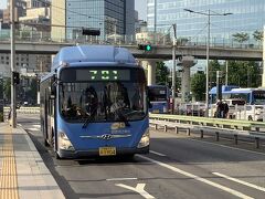 ソウル駅前はバス停もたくさんでちょっと難関です。
スマホでバスの番号と乗り場を確認してから乗り場に行きます。