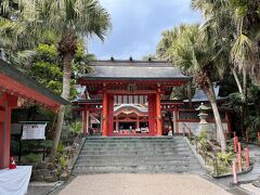 こちらが青島神社になります。とても立派ですね。写真には写っていませんが、海辺、砂浜（貝殻）、神社の組み合わせはなかなか珍しいと思います。