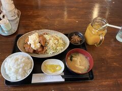 青島の近くで腹ごしらえ。宮崎と言ったらやっぱりチキン南蛮ですよね。最高に美味しかったです。飲み物はマンゴージュースです。