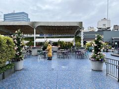 １１：００

池袋西武の屋上へ。

さっきまで雨が降っていたので、スタッフの方がテーブルやイスに溜まった水を拭いてくれています。