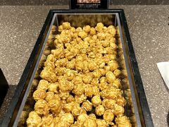 １７：４０

サクララウンジには塩キャラメルポップコーンが登場☆彡

ランチのフィッシュ＆チップスでまだお腹いっぱいだったので食べませんでしたがww

１８：４５の便で帰ります。