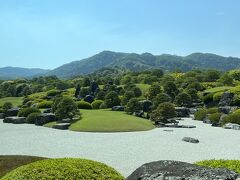 広島空港から約2時間半ほどで足立美術館に到着しました。
足立美術館のお庭の中は歩くことはできませんでした。
これはガラス越しに写真を撮ったものです。
建物の中からお庭を見て楽しむようになっていました。
山を借景にしたこのお庭は本当に美しいです。