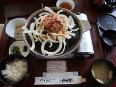 十和田名物　”バラ焼き”です。牛バラ肉の塊を自分でほぐしていきます。