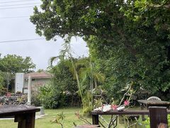 黒島のなかた荘に到着～♪
今日から7日間滞在します。
ゆったり日程＆曇りなので、この日は近所を散歩してウッドデッキでのほほ～んと過ごします。
沖縄に来て飲むとなぜか美味しいオリオンビールであった。(笑)