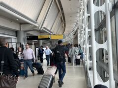 ニューアーク空港まではLIFTを利用

スーツケースが4個なのでLARGEの車を手配
空港まで15分ほど
チェックインは空いていてスイスイと。
