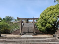 参道が線路を超える神社
階段が駅の階段みたいで、楽しいですよ