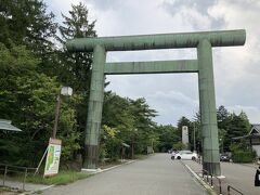 金沢城公園から見ると、兼六園の向こう側にある石川護国神社。
実は前日の23日の夕方、兼六園に行く前にここに来ていた。