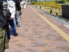 桜島駅から道渡って左手にバス停
平日なのに行列で来たバスに乗れず