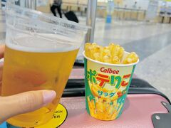 新千歳空港1Fに到着して
すぐに向かったのは出発ゲートのある2Fの
【カルビープラス】
ここでは北海道産のジャガイモを使った
揚げたてのポテチなどいただけます♪

しかもおいしーーい北海道でしか
いただけないサッポロクラシックも
注文出来ます。

今回の旅での大きな目的のひとつ
【サッポロクラシック】と【ポテりこ】
クリーミーな泡と甘くてスッキリビール…
ポテりこは外はサクッ中はほくっ…
至福の時間…♪