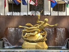 NY・マンハッタン『ロックフェラー・センター』のゴールドに輝く
「プロメテウス像」の写真。