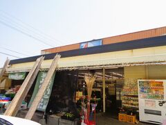 【スリーエスしばた】

映画「向田理髪店」とは関係ありませんが、天の原小学校の近くに気になるお店があったので、立ち寄ってみました。
「スリーエスしばた」というスーパーです。
かつて、このあたりには三井化学系の社宅が集中していたのですが、現在は再開発されて住宅街になっています。
このスリーエスしばたは、かつては「三西ストア」というスーパーでした。三井化学系の社宅の購買所にルーツがあり、市内に数か所（私が知る限りでは四ヶ所）ありましたが、現在は既になく、その建物を使用した後継店舗が二つほどあります。
スリーエスしばたはその一つ。いろんな商品が置かれた店頭。かつてはこのような小さなスーパーが結構ありました。