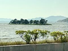 次に向かったのは松江城。
途中、宍道湖を通りましたが、湖の中に嫁ヶ島を見つけました。松の木が何本か生えています。
姑にいじめられた嫁が水死した時にできた島という悲しい伝説があるようです。