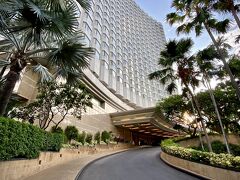 【ああ、懐かしのシャングリラ・ホテル】

色々な航空会社を使って、（トランジット時間も含めて）片道30時間も掛けて往復する為に、


写真：BTSサパーンタクシン（サトーン）で下りて、歩いてすぐ。