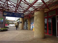 博多埠頭には、２つのターミナルがある。
バスが着いたのは、そのうちの第１ターミナルの前。「ベイサイドプレイス博多」という名前がついている。
